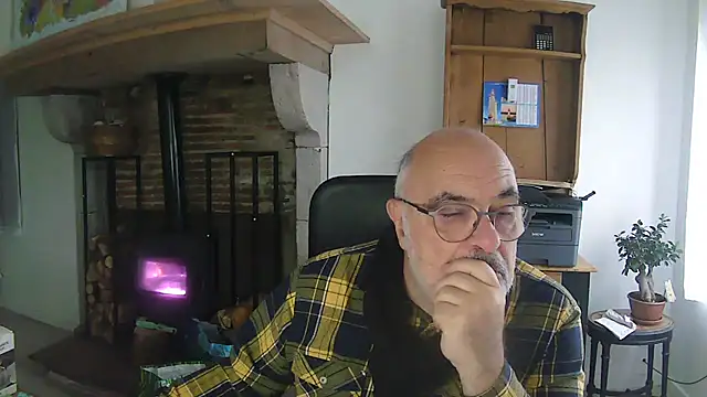 Snapshot of phlox3 chatting on 12-05-25, 02:47 phlox3 online show from 12-05-25, 02:47