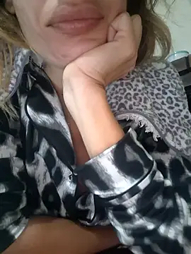 Snapshot of fammefatale1987 chatting on 11-30-25, 07:40 fammefatale1987 online show from 11-30-25, 07:40