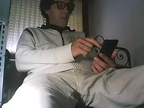 Snapshot of Moro_ra chatting on 05-17-26, 11:39 Moro ra online show from 05-17-26, 11:39