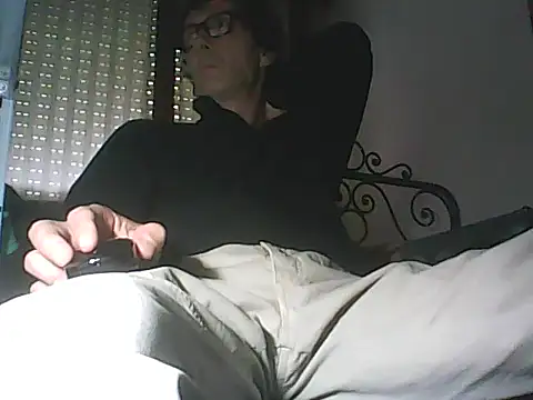 Snapshot of Moro_ra chatting on 05-19-26, 11:38 Moro ra online show from 05-19-26, 11:38