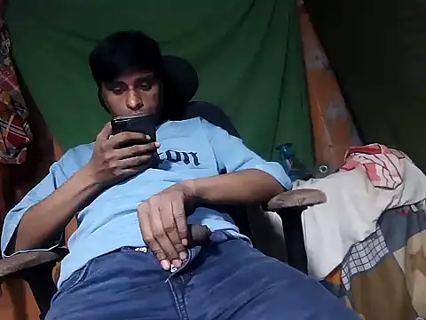 Snapshot of desiboy1101 chatting on 11-14-25, 01:54 desiboy1101 online show from 11-14-25, 01:54