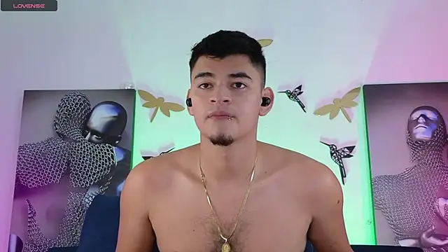 Snapshot of VikoHands chatting on 10-14-25, 10:43 VikoHands online show from 10-14-25, 10:43