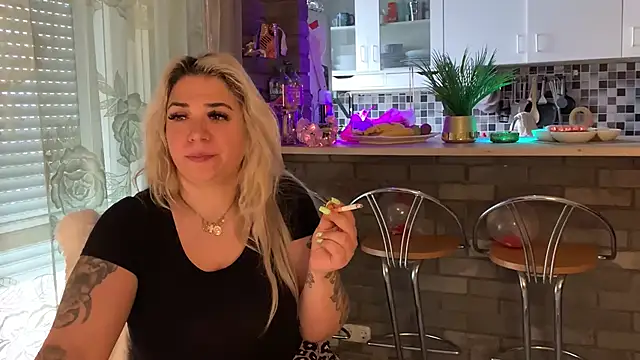 Snapshot of Monageil chatting on 02-16-25, 11:05 Monageil online show from 02-16-25, 11:05