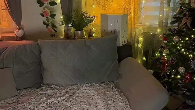 Snapshot of Monageil chatting on 12-17-25, 03:40 Monageil online show from 12-17-25, 03:40