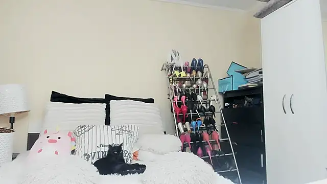 juliahayessxx online show from 02-23-25, 08:00