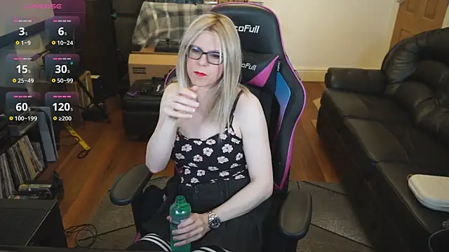 Snapshot of KelseyCobalt chatting on 11-04-25, 10:09 KelseyCobalt online show from 11-04-25, 10:09