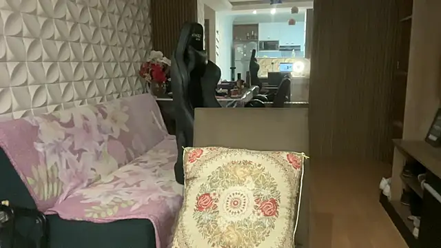 Snapshot of Leilacharlotte chatting on 05-14-26, 12:45 Leilacharlotte online show from 05-14-26, 12:45