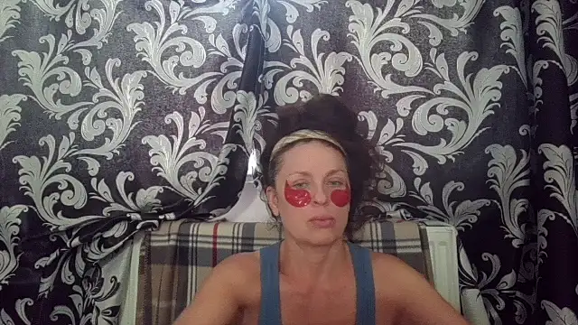 Snapshot of LindaStarS chatting on 06-25-26, 04:45 LindaStarS online show from 06-25-26, 04:45