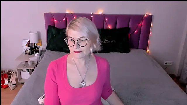 sabrinamacmarren online show from 12-21-25, 02:46