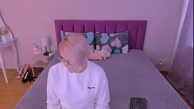 sabrinamacmarren online show from 02-17-26, 06:43