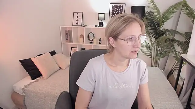 Snapshot of Paris_Cherry chatting on 10-12-25, 08:08 Paris Cherry online show from 10-12-25, 08:08