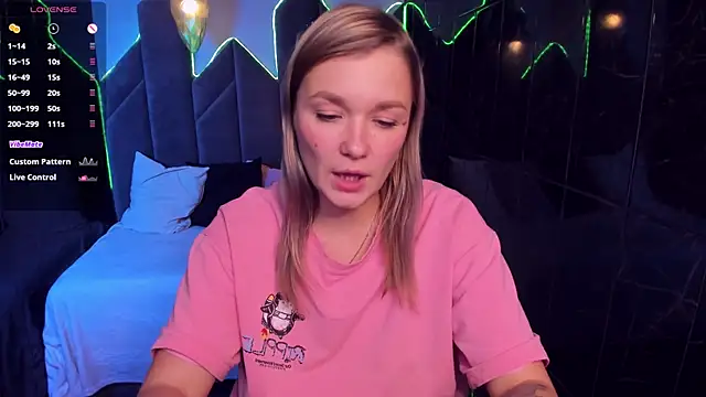 Snapshot of BellaDreamy chatting on 09-30-25, 06:13 BellaDreamy online show from 09-30-25, 06:13