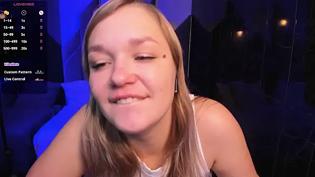 Snapshot of BellaDreamy chatting on 10-01-25, 01:39 BellaDreamy online show from 10-01-25, 01:39