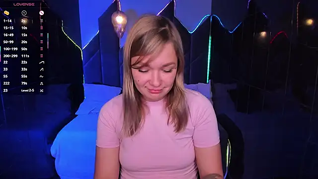 Snapshot of BellaDreamy chatting on 10-17-25, 05:21 BellaDreamy online show from 10-17-25, 05:21