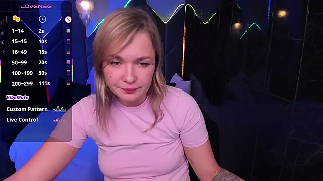 Snapshot of BellaDreamy chatting on 10-17-25, 05:26 BellaDreamy online show from 10-17-25, 05:26