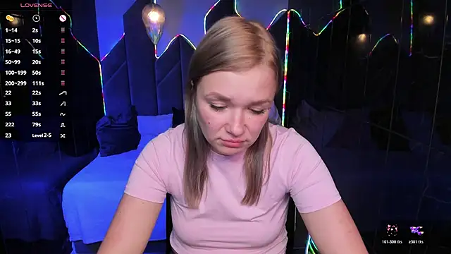 Snapshot of BellaDreamy chatting on 10-21-25, 05:35 BellaDreamy online show from 10-21-25, 05:35