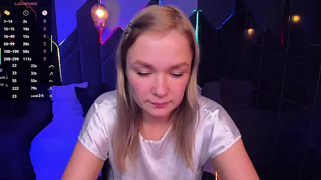 Snapshot of BellaDreamy chatting on 11-13-25, 05:45 BellaDreamy online show from 11-13-25, 05:45