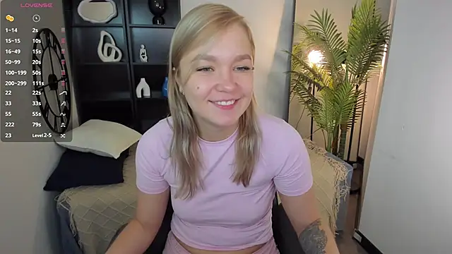 Snapshot of BellaDreamy chatting on 11-18-25, 09:03 BellaDreamy online show from 11-18-25, 09:03