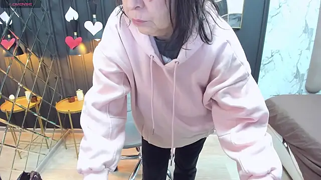 Snapshot of LindaPassionate chatting on 02-19-25, 05:27 LindaPassionate online show from 02-19-25, 05:27