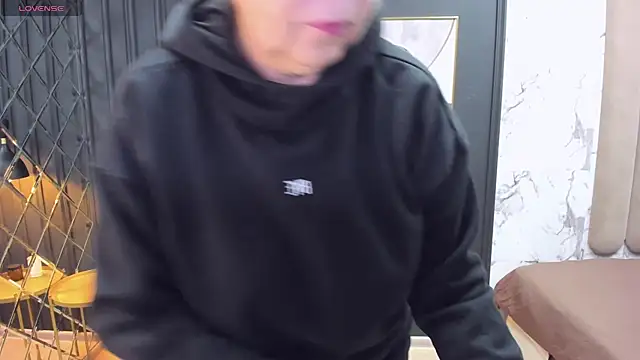 Snapshot of LindaPassionate chatting on 02-21-25, 05:24 LindaPassionate online show from 02-21-25, 05:24