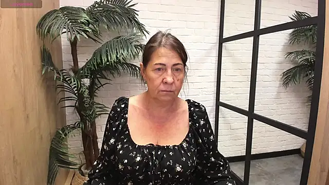 Snapshot of LindaPassionate chatting on 06-12-26, 01:10 LindaPassionate online show from 06-12-26, 01:10
