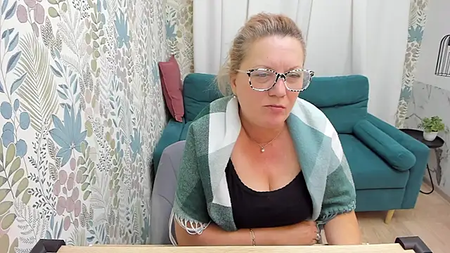 Snapshot of LeaPure chatting on 12-08-24, 11:35 LeaPure online show from 12-08-24, 11:35