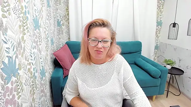 Snapshot of LeaPure chatting on 12-16-24, 04:05 LeaPure online show from 12-16-24, 04:05