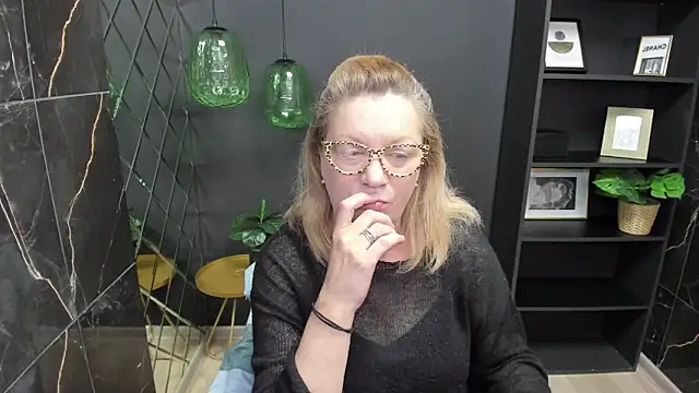 Snapshot of LeaPure chatting on 03-01-25, 05:09 LeaPure online show from 03-01-25, 05:09