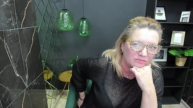 Snapshot of LeaPure chatting on 03-01-25, 08:13 LeaPure online show from 03-01-25, 08:13