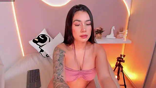 Snapshot of EllieMitchell chatting on 12-17-24, 07:04 EllieMitchell online show from 12-17-24, 07:04