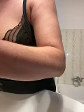 Snapshot of Wet-Pussycat chatting on 11-16-25, 01:11 Wet-Pussycat online show from 11-16-25, 01:11