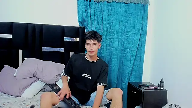 Snapshot of Dimitrixxx__ chatting on 01-14-25, 06:13 Dimitrixxx online show from 01-14-25, 06:13