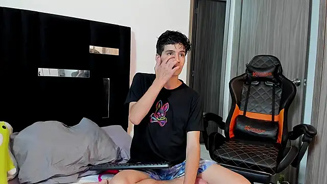 Snapshot of Dimitrixxx__ chatting on 02-13-25, 12:35 Dimitrixxx online show from 02-13-25, 12:35