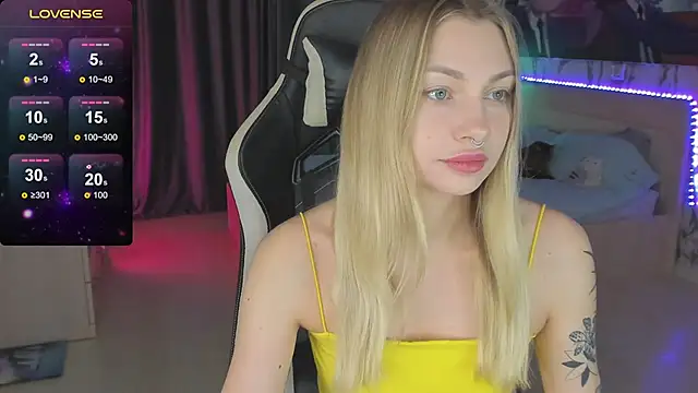 Snapshot of BiMolly chatting on 12-18-24, 02:53 BiMolly online show from 12-18-24, 02:53