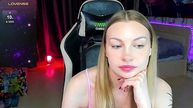 Snapshot of BiMolly chatting on 10-25-25, 04:46 BiMolly online show from 10-25-25, 04:46