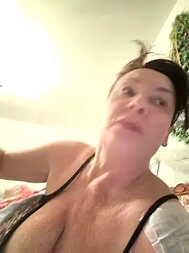 Snapshot of _lady_red_ chatting on 01-17-26, 10:24 lady red online show from 01-17-26, 10:24