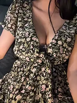 Snapshot of Cute_crystal chatting on 02-04-25, 08:24 Cute crystal online show from 02-04-25, 08:24