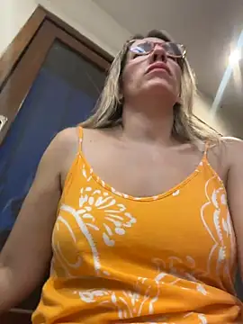 Gatitacarlita online show from 12-20-25, 10:50