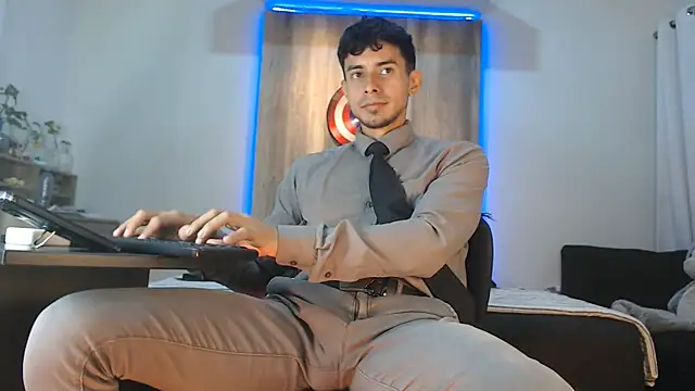 Snapshot of Andrew_4_ chatting on 10-10-25, 02:32 Andrew 4 online show from 10-10-25, 02:32