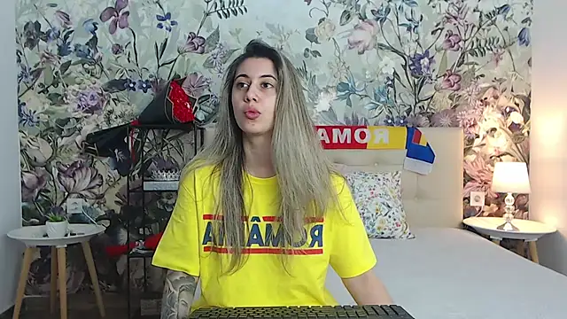 Snapshot of RoseDiamond06 chatting on 06-12-26, 01:54 RoseDiamond06 online show from 06-12-26, 01:54