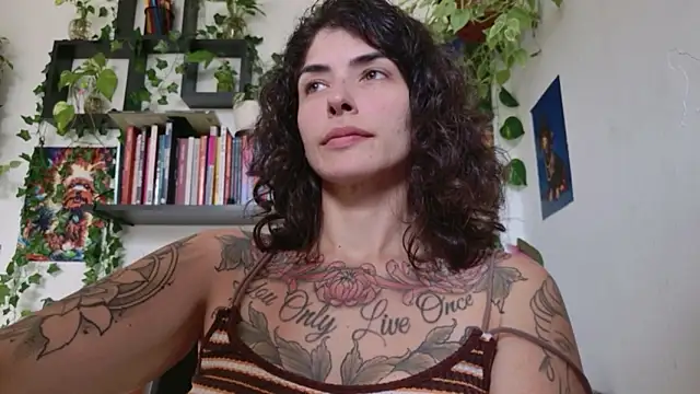 Snapshot of TaliMajesty chatting on 06-11-26, 05:00 TaliMajesty online show from 06-11-26, 05:00