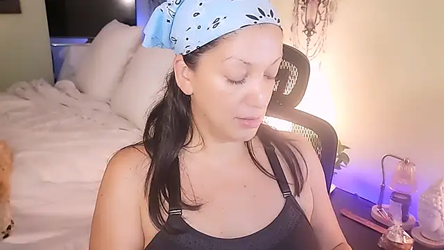 Snapshot of Wonderful_Woman chatting on 09-18-25, 01:18 Wonderful Woman online show from 09-18-25, 01:18