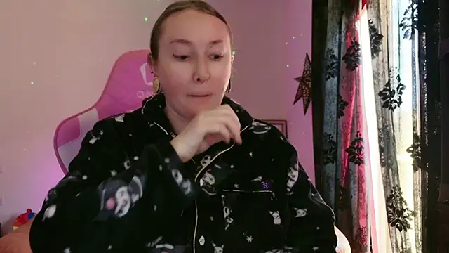 Snapshot of kisicaxx chatting on 02-06-25, 11:43 kisicaxx online show from 02-06-25, 11:43