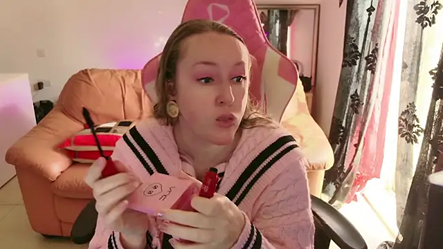 Snapshot of kisicaxx chatting on 02-11-25, 10:04 kisicaxx online show from 02-11-25, 10:04