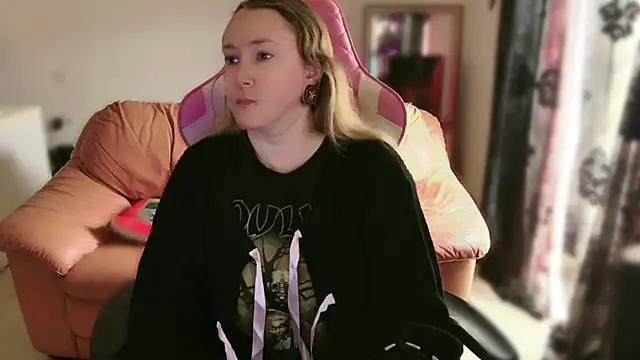 Snapshot of kisicaxx chatting on 02-15-25, 10:44 kisicaxx online show from 02-15-25, 10:44