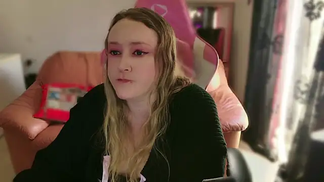 Snapshot of kisicaxx chatting on 02-17-25, 11:02 kisicaxx online show from 02-17-25, 11:02