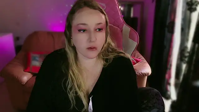 Snapshot of kisicaxx chatting on 02-17-25, 02:26 kisicaxx online show from 02-17-25, 02:26