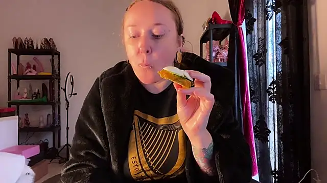 Snapshot of kisicaxx chatting on 11-26-25, 03:24 kisicaxx online show from 11-26-25, 03:24