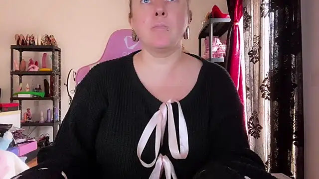 kisicaxx online show from 12-19-25, 11:39