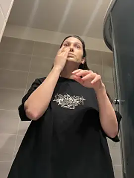 Snapshot of IrisBlues chatting on 12-21-25, 04:58 IrisBlues online show from 12-21-25, 04:58